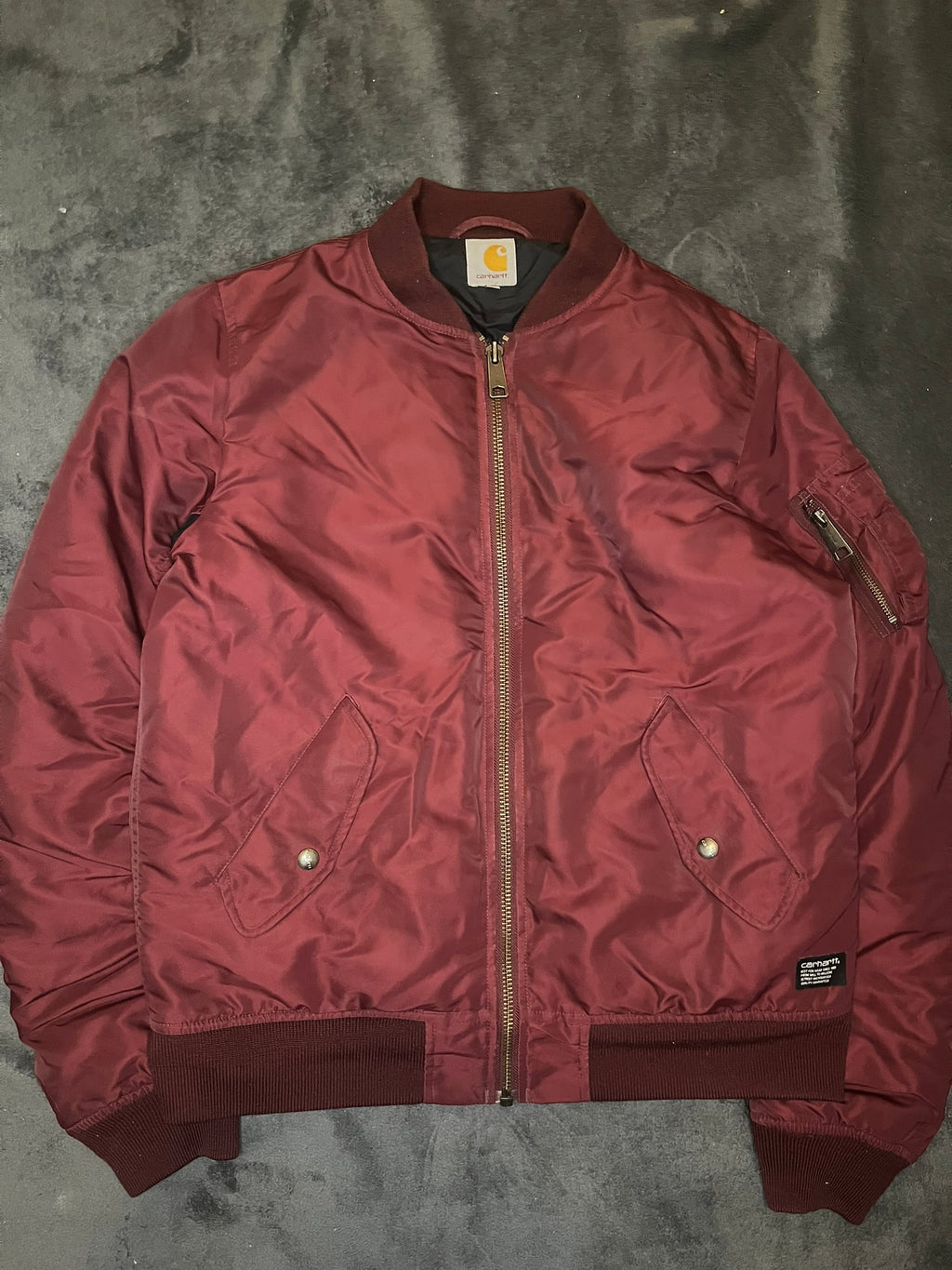 carhartt-bomberjacke-weinrot