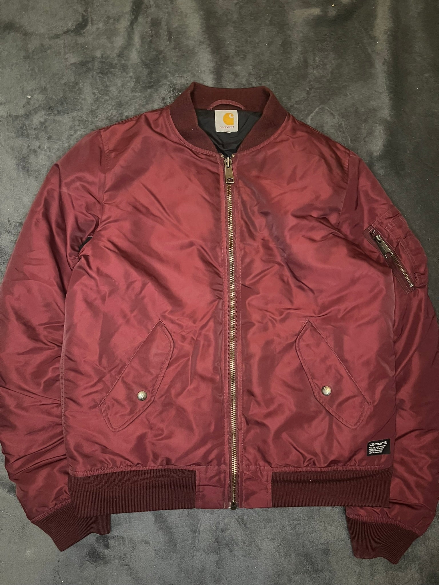 carhartt-bomberjacke-weinrot