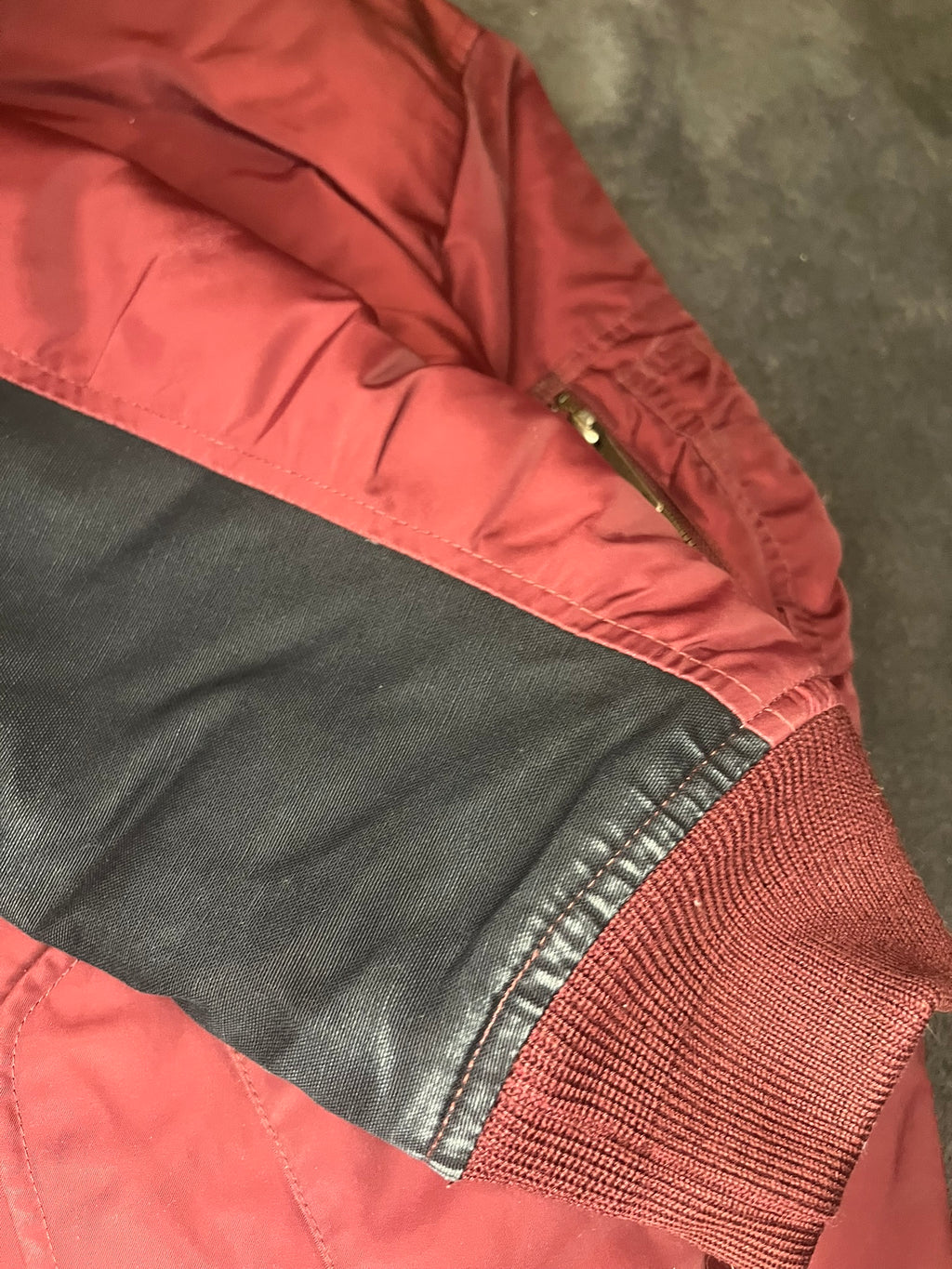 carhartt-bomberjacke-weinrot