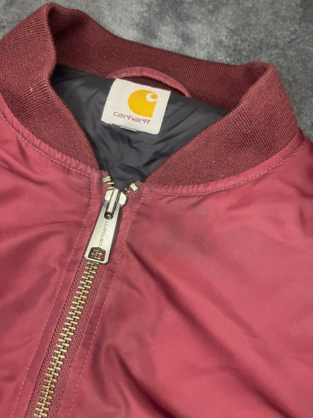 carhartt-bomberjacke-weinrot