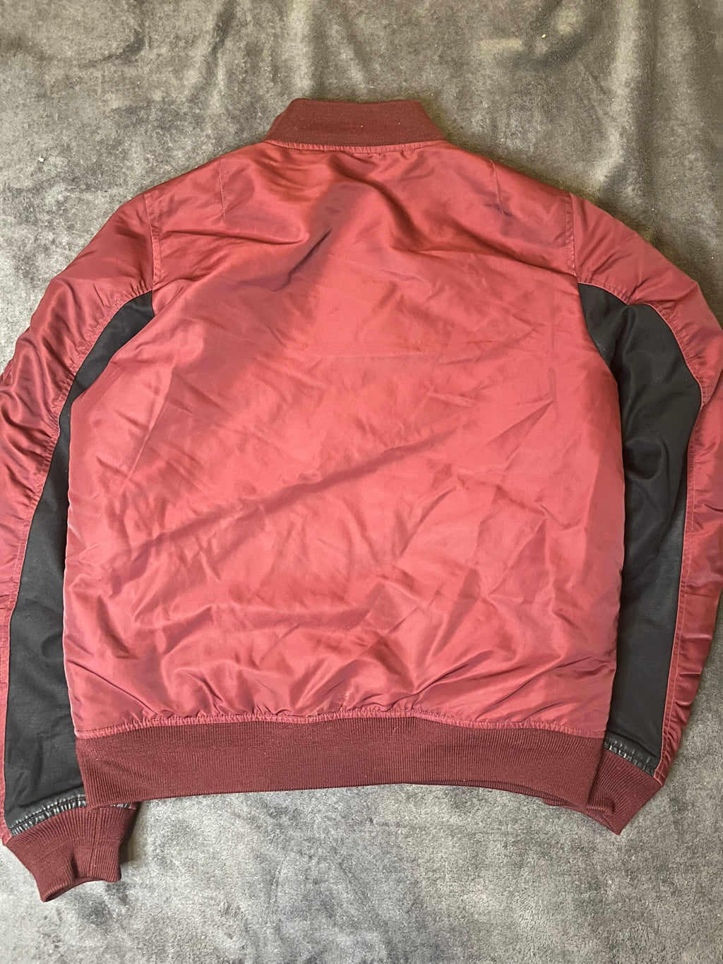 carhartt-bomberjacke-weinrot